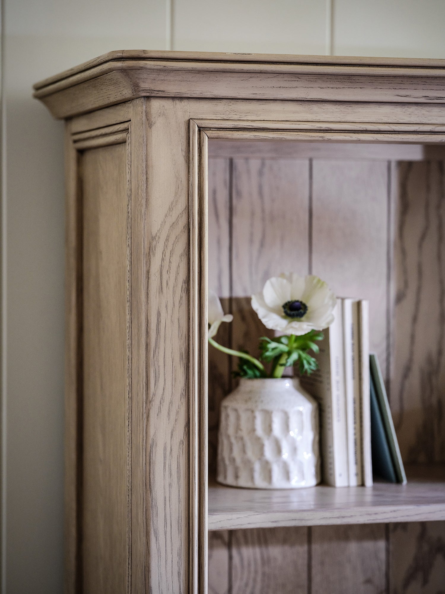 Toulon French Bookcase - Close up to show Oak grains